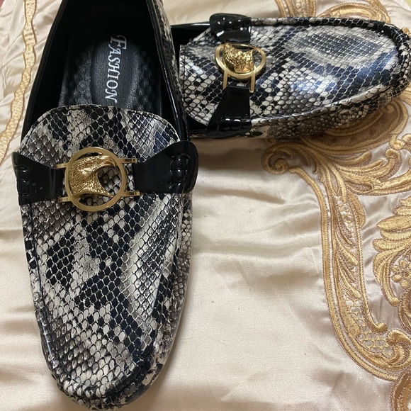 Elegant Snake Print Loafers with Gold Accent - Picture 1 of 3